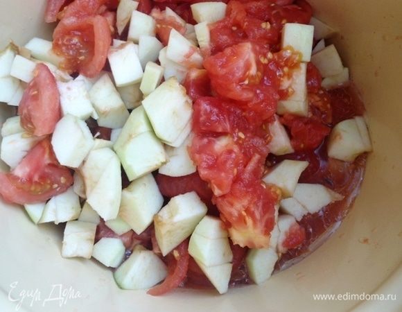 Все что нарезано, поместить в кастрюлю, залить маслом и тушить 30 минут на среднем огне, помешивая.