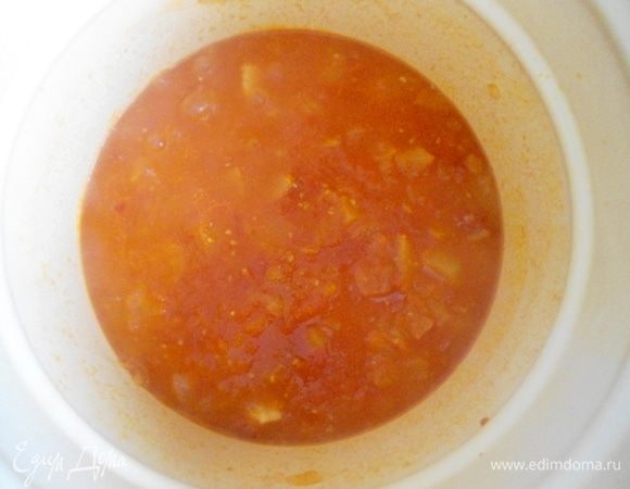 Через 30 минут добавить соль, сахар, перец и уксус и тушить еще 20-30 минут. Должно увариться наполовину. Чем дольше будем варить, тем гуще будет кетчуп.
