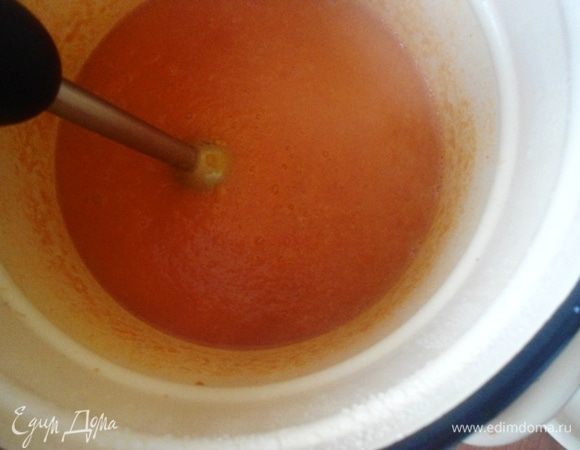 Бутылки или банки простерилизовать. Готовый кетчуп пробить блендером.