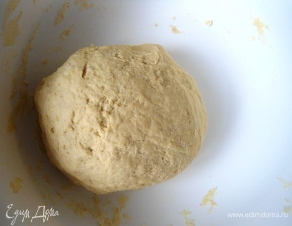 Влить теплую воду и масло. Замесить нелипкое тесто.