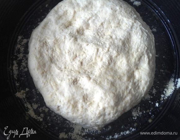 Форму, в которой вы будете выпекать хлеб, смазать маслом и притрусить кукурузной мукой. Выложить шар из теста в форму и поставить на расстойку в теплое место на 1 час.
Тут я немного промахнулась с формой, взяла 26 см в диаметре и она оказалась великовата, лучше взять 22 см или сделать 2 маленькие булочки.