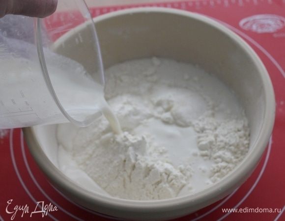 Дрожжи растворить в теплом молоке, добавить к просеянной муке. Добавить соль и сахар. Замесить тесто.