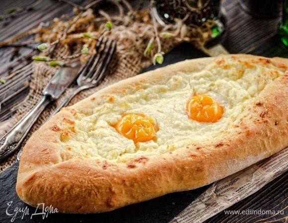 Из данного количества ингредиентов получается 2 больших хачапури (как у меня на фото). Советую делить тесто на 3-4 части, по-моему, в моем случае хачапури получились слишком большие. Хотя это не повлияло на их вкус, конечно :)