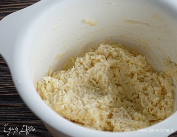 Приготовить начинку. Для этого натереть на крупной терке оба вида сыра, добавить яйцо, муку и смешать. Частями добавить молоко, чтобы сырная масса стала не густая, по консистенции она должна напоминать густую кашу.