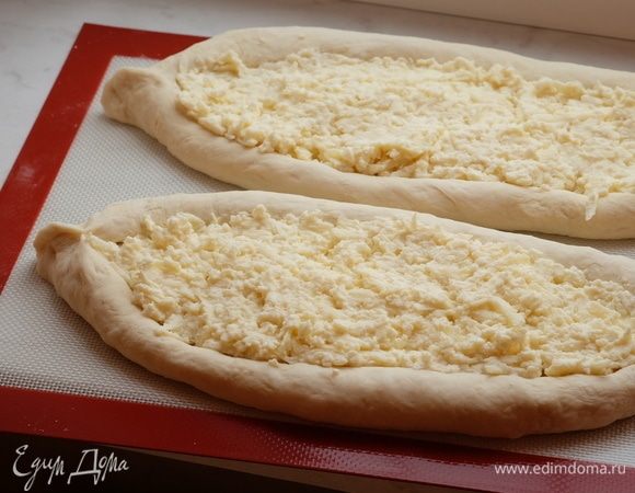 Выложить внутрь сырную начинку. Не жалеть, начинки должно быть много!