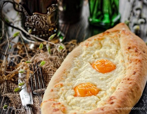 Достать готовые хачапури и подавать немедленно. Можно рядом с желтком положить небольшой кусочек сливочного масла. Есть хачапури, отламывая тесто от бортиков и окуная в сырную начинку и жидкий желток. Вкуснота!