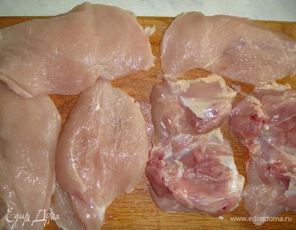 Филе курицы помыть, обсушить бумажным полотенцем и разрезать вдоль. Слегка отбить молотком.