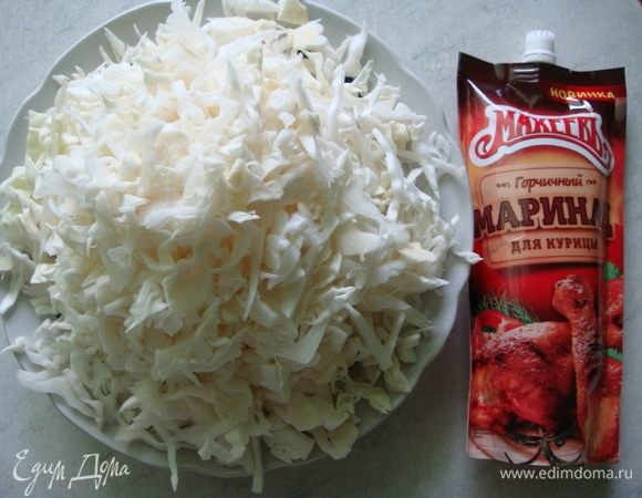 Капусту нашинковать. В сковороду налить масло и нагреть. Выложить капусту и тушить на среднем огне 20 минут.