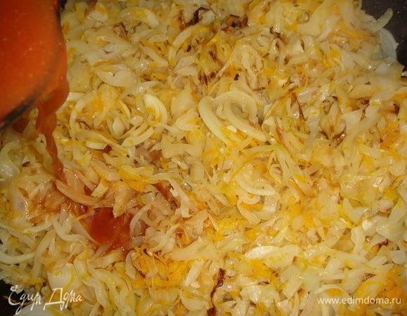 Томатную пасту развести в воде и влить в сковороду. Посолить и поперчить, тушить еще минут 10.