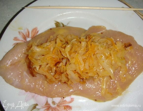 Выложить побольше капусты на филе, свернуть в рулетик и заколоть зубочистками.