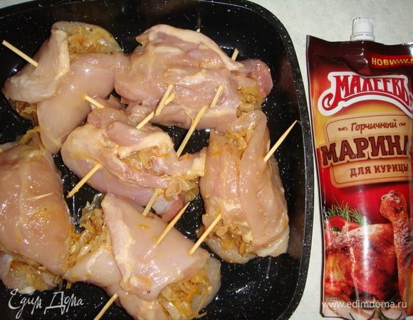 Смазать форму для запекания маслом и выложить рулетики. Поставить в разогретую до 200°С духовку на 45 минут.