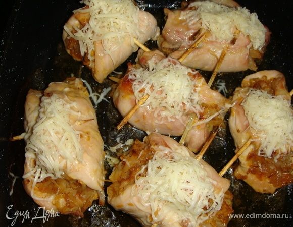 Полить рулетики соком из сковороды и посыпать натертым сыром. 