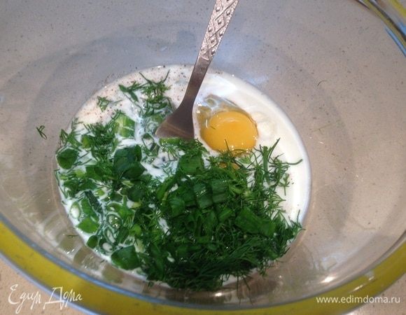В миску вылить молоко, вбить яйца, посолить, поперчить, добавить зелень.
