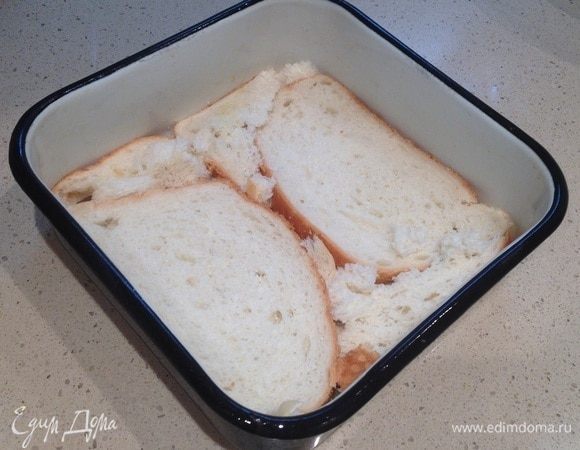 Форму смазать растительным маслом. Выложить слой батона.