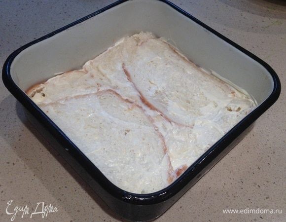 Смазать майонезом.