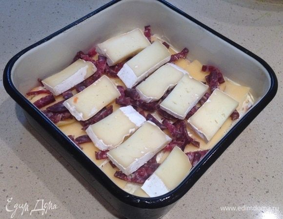 Выложить сыр и колбасу в произвольном порядке. У меня было два вида сыра.
