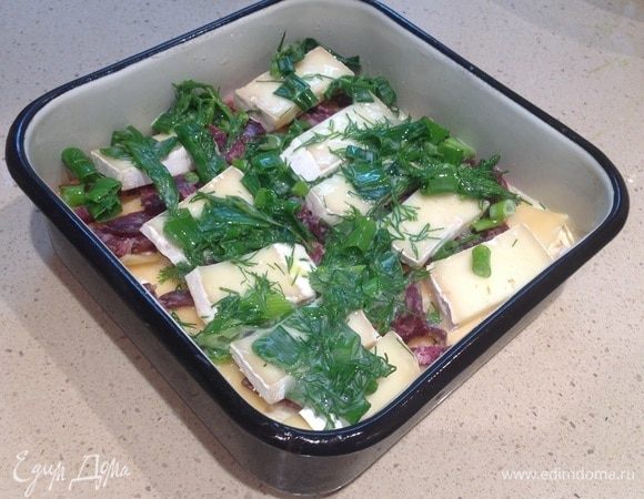 Залить половиной яичной смеси.