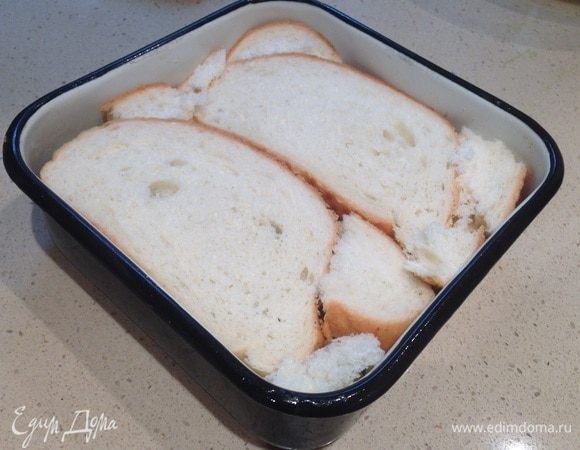 Накрыть вторым слоем хлеба.