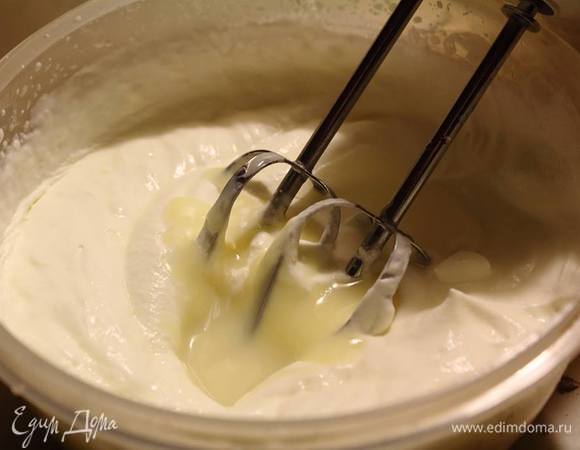 Яйца с щепоткой соли взбить в пену, всыпать сахар и взбивать до тех пор, пока все не станет довольно таки плотной пеной и увеличится в объеме в 2 раза. Вмешать сначала крахмал, затем миндальную муку, затем масло и разрыхлитель.