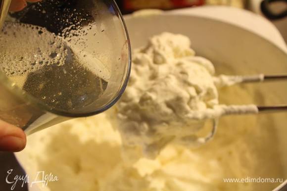 Сливки взбить до устойчивых пиков с сахаром. Затем туда же вмешать сливочный сыр. Затем влить при постоянном размешивании желатин.