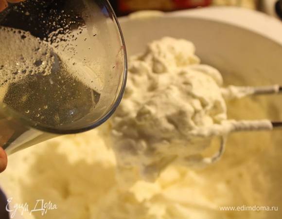 Сливки взбить до устойчивых пиков с сахаром. Затем туда же вмешать сливочный сыр. Затем влить при постоянном размешивании желатин.