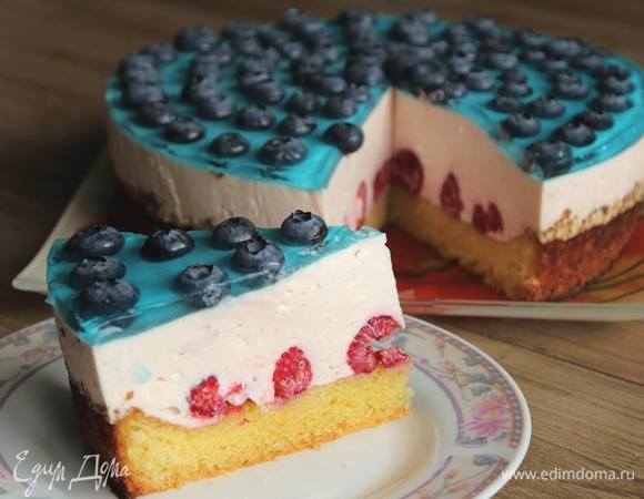 На бисквит равномерным слоем выложить малину или клубнику, залить смесью и отправить застывать в холодильник. Для покрытия слоем желе можно отпрaвить минут на 30 в морозилку. Важно, чтоб крем-чизовый слой хорошо схватился.