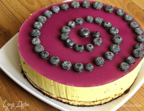 Последний этап — выложить чернику и залить желе. Можно взять пакетированное, можно сделать из фруктового сока с желатином (на соке — нужно по инструкции к желатину смотреть, если желатин обычный, то заливать сразу для разбухания не водой, а соком. Если листовой, то в воде замачивать, а потом добавлять в сок). Отправить застывать, лучше на ночь. Форма у меня — 26 см, как раз под самый-самый край получилось.