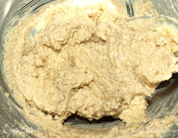 Размягченное сливочное масло взбиваем с сахаром, ванильным сахаром.