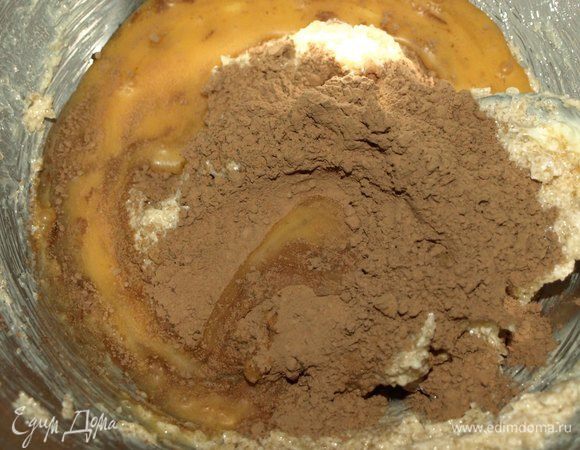 Добавляем куриное яйцо, какао-порошок (2 ст. ложки с горкой), соль, корицу.