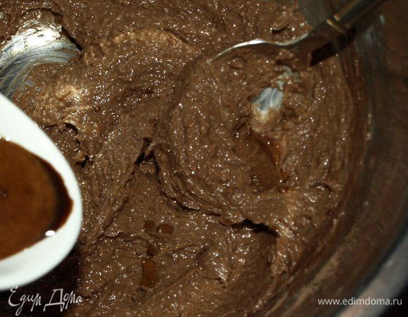 Кофе разводим в горячей воде и добавляем к остальным ингредиентам. Перемешиваем.