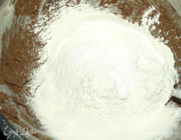 Добавляем постепенно просеянную муку. Я добавила 0,5 чайной ложки разрыхлителя, что делать не обязательно. 