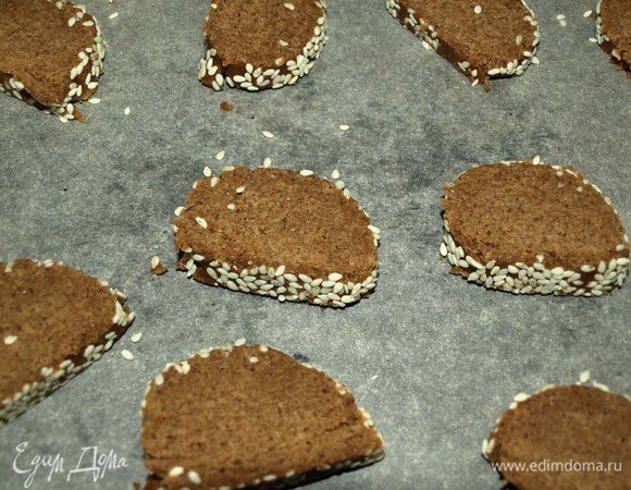 Нарезаем тесто на тонкие кусочки и складываем на противень. Отправляем в заранее разогретую до 180°С духовку и выпекаем печенье 10 минут. Главное — не пересушить печенье!