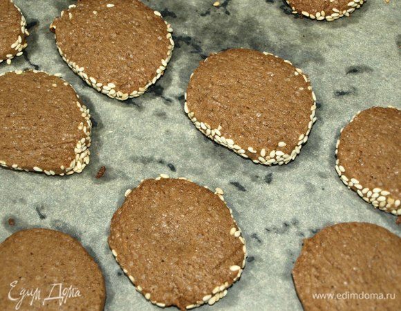 Достаем готовое печенье из духовки, перекладываем осторожно на блюдо и остужаем.