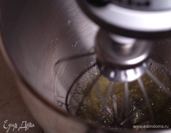 Духовку разогреть до 120°С. Сахар и кукурузный крахмал тщательно смешать. Делаем меренгу. Начинаем взбивать белки на средней, ближе к высокой, скорости. Добавляем щепотку соли. Взбиваем до мягких пиков.