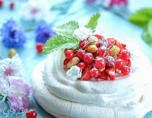 Выкладываем взбитые сливки в гнезда, украшаем любимыми ягодами. Идеально — красной смородиной, земляникой, черникой. Перед подачей слегка посыпаем сахарной пудрой.