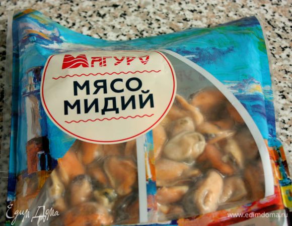 Мясо мидий ТМ «Магуро» разморозить, положить в кастрюлю, добавить немного воды или молока, душистый перец, лавровый лист, довести до кипения и тушить 15-20 мин. при закрытой крышке (понадобится половина упаковки мидий).