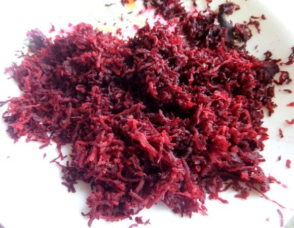 Свеклу отварить и мелко натереть.