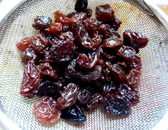 Изюм промыть, отжать.