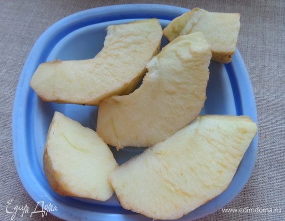 Яблоко очистить, тоже натереть.