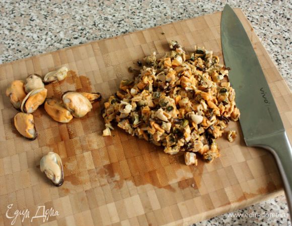 Тушеные мидии охладить и мелко порубить.