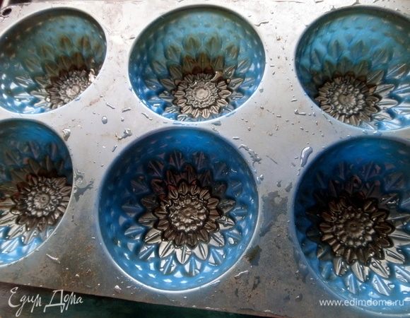 Нужна силиконовая форма. Смочить водой.