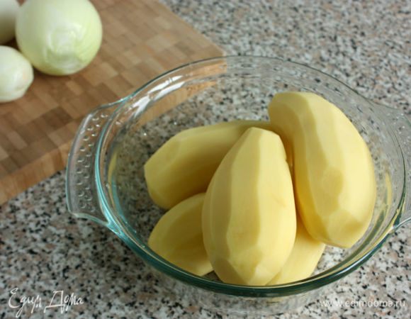 Картофель очистить и отварить (в ингредиентах указан вес очищенного картофеля.