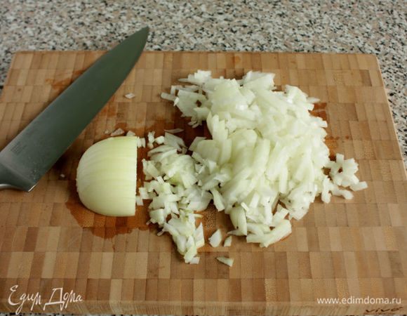 2 луковицы мелко нарезать.