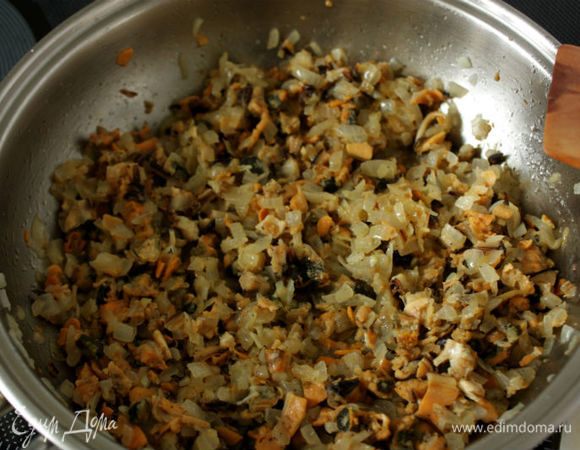 Растительное масло нагреть в сотейнике и на среднем огне обжарить лук до золотистого цвета, затем добавить мидии, перемешать, приправить солью и перцем, снять с огня.