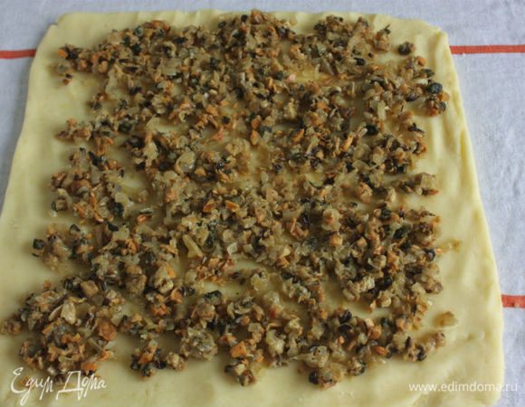 На картофельный пласт выложить мидии с луком.