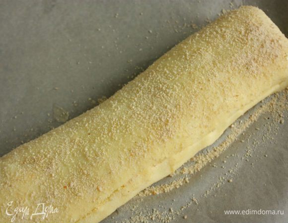 С помощью полотенца свернуть рулет и переложить его на противень, застеленный пергаментом (по рецепту рекомендовано переложить на смазанную жиром сковороду и запечь, а потом, видимо, в сковороде и подавали).
Растопить в сотейнике оставшееся сливочное масло и кистью смазать верх рулета. Посыпать панировочными сухарями и поставить рулет в духовку на 25-30 мин. до легкого подрумянивания.