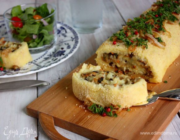 Третью луковицу нарезать кольцами и обжарить в сотейнике с маслом до золотистого цвета.
Готовый рулет аккуратно переложить на доску или плоское блюдо. Сверху выложить лук и посыпать рубленой петрушкой. От себя добавила розовый перец. Подавать с овощным салатом.
Приятного аппетита и душевного общения за столом!