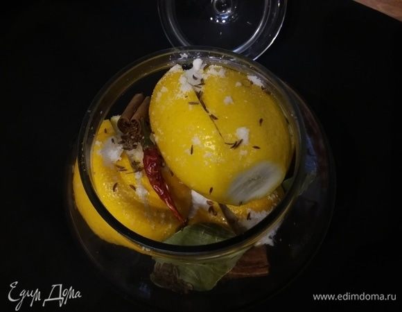 В банку добавить горсть семян кориандра и тмина, лавровый лист, палочку корицы, маленький перчик чили. Вдавите лимоны очень крепко в банку, чтобы получить сок. И пусть стоят ночь.
На следующий день сделайте то же самое, придавив лимоны вниз, поощряя их выпускать больше сока. Со временем они начинают смягчаться. Повторяйте в течение 2–3 дней, пока лимоны полностью будут покрыты жидкостью. Лимоны готовы через месяц, хранятся в холодильнике как минимум полгода. Не забудьте промыть перед использованием, чтобы удалить избыток соли. Использовать: вынуть лимоны из жидкости и ополоснуть. Разделить пополам и очистить мякоть. Нарезать лимонную кожуру на тонкие полоски или небольшими кубиками. Вы можете нажать на пульпу через сито, чтобы получить вкусный сок, который также можно использовать для ароматизации.