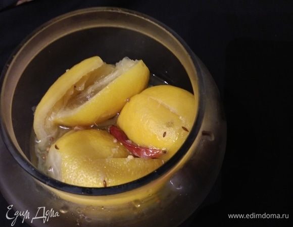 Готовые лимоны хорошо хранятся в холодильнике. Для данного рецепта кускуса потребуется четвертая часть лимона, из которой предварительно нужно выдавить сок, а затем цедру порезать на мелкие кусочки. 