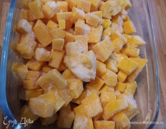 Для кускуса порезать тыкву на мелкие кубики, смешать с 2 ст. л. оливкового масла и солью, запечь в духовке до готовности (около 15 минут). Время приготовления зависит от сорта тыквы, но не превратите ее в кашу. 